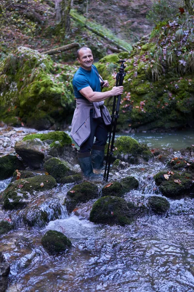 Fotograf Przyrody Fotografowania Krajobrazów Kanionie Pokryte Mech Bujnej Roślinności Rzeki — Zdjęcie stockowe