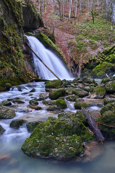 Vízesés Egy Fényűző Kanyonban Mohával Buja Növényzettel Borítva Azúrvízzel Borítva — Stock Fotó