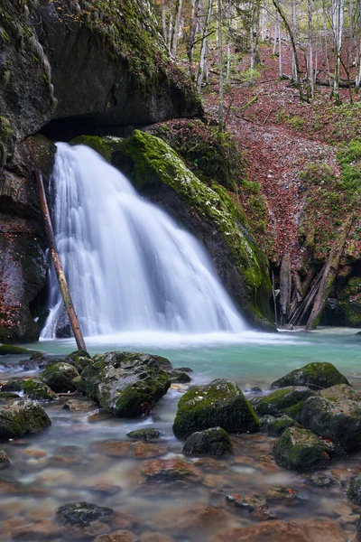 Vodopád Bujném Kaňonu Pokrytý Mechem Bujnou Vegetací Azurovými Vodami — Stock fotografie