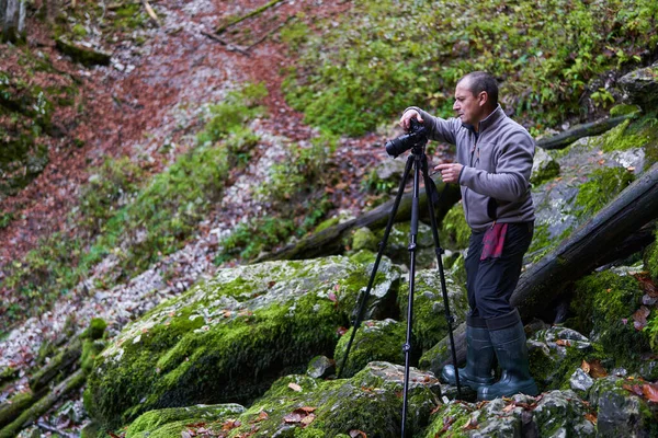 苔と豊かな植生に覆われた峡谷で自然写真家の撮影風景 — ストック写真