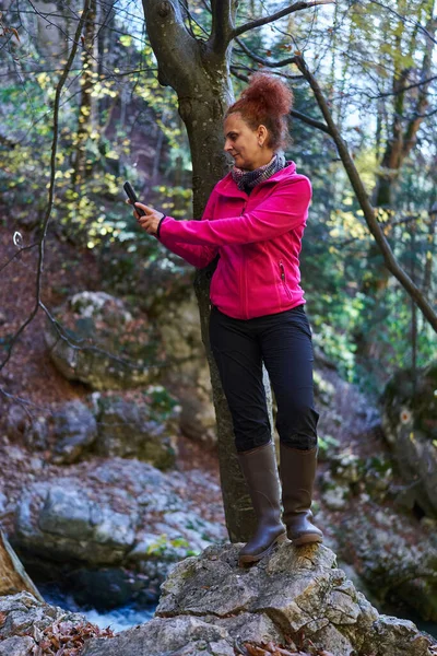 Mujer Excursionista Sendero Las Montañas — Foto de Stock