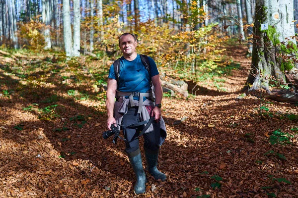 Fotograf Przyrodniczy Ciężkim Plecakiem Wędrówki Szlaku Lesie Bukowym Górze — Zdjęcie stockowe