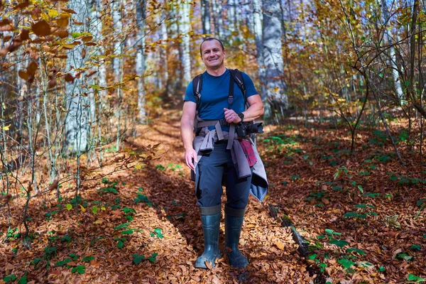 Sırt Çantalı Doğa Fotoğrafçısı Dağdaki Kayın Ormanında Yürüyüş Yapıyor — Stok fotoğraf