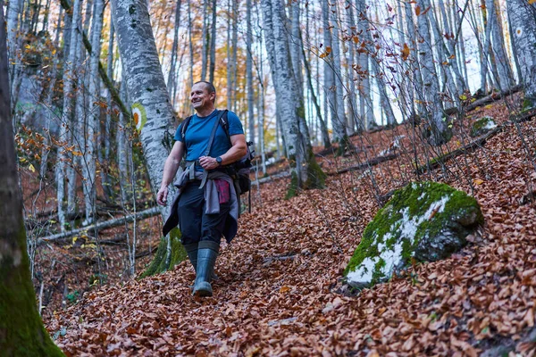 山の上のブナの森の歩道に重いバックパックハイキングと自然写真家 — ストック写真