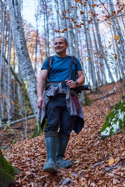 Fotograf Przyrodniczy Ciężkim Plecakiem Wędrówki Szlaku Lesie Bukowym Górze — Zdjęcie stockowe