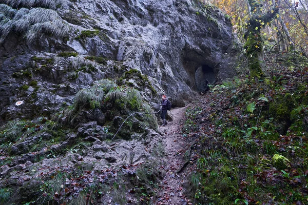 Kadın Güvenlik Halatına Tırmanıyor Kanyondaki Bir Duvara Zincirler Takıyor — Stok fotoğraf