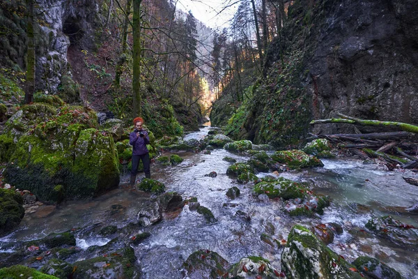 Kadın Doğa Fotoğrafçısı Bir Nehirle Kanyonda Çekim Yapıyor — Stok fotoğraf