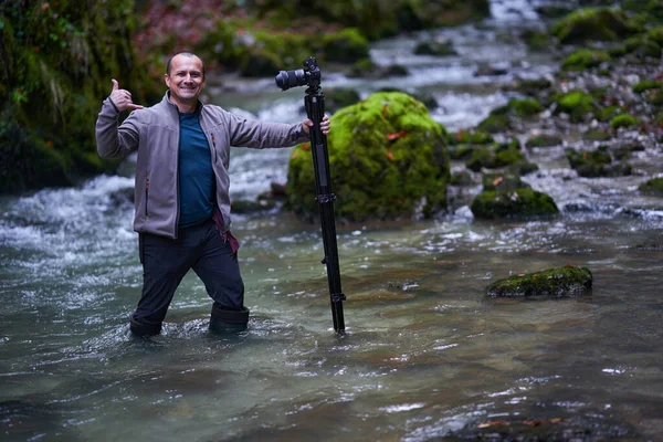 自然摄影师在长满苔藓和茂密植被的峡谷里 用一条河流拍摄风景 — 图库照片