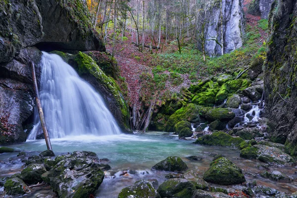 Waterfall Luxuriant Canyon Covered Moss Lush Vegetation Azure Waters — Stock Photo, Image