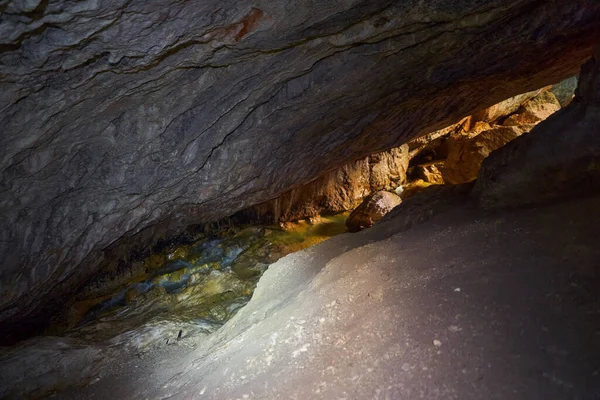 Entrée Grotte Avec Une Rivière Souterraine Dans Profondeur — Photo