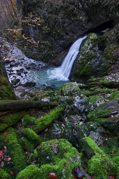 渓谷の滝の空中風景 — ストック写真