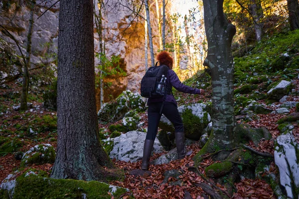 Femme Randonneuse Sur Sentier Dans Les Montagnes — Photo