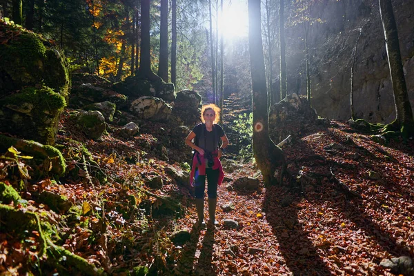 Женщина Турист Тропе Горах — стоковое фото