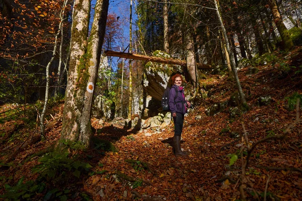 Wanderin Auf Wanderweg Den Bergen — Stockfoto