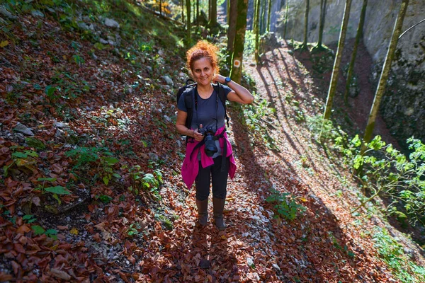 Mujer Excursionista Sendero Las Montañas —  Fotos de Stock