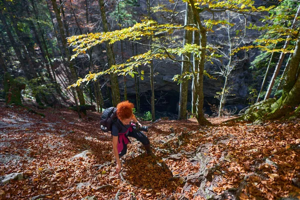 Wanderin Auf Wanderweg Den Bergen — Stockfoto