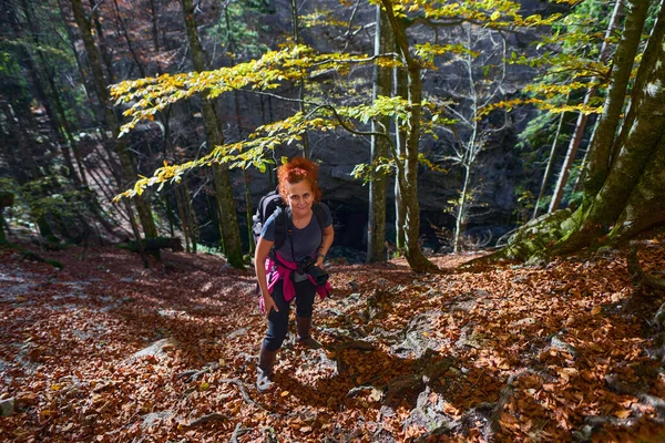Mujer Excursionista Sendero Las Montañas —  Fotos de Stock