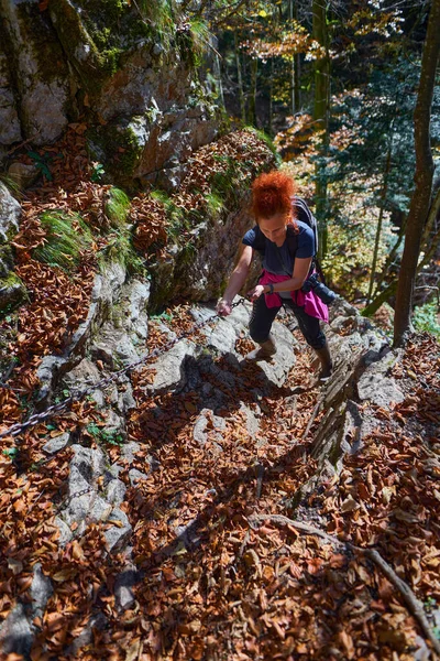 Woman Hiker Trail Mountains — Stock Photo, Image