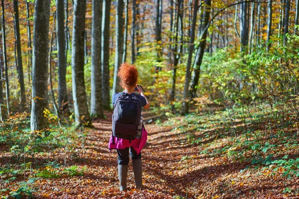 Mulher Fotógrafo Natureza Caminhadas Com Sua Mochila Nas Montanhas Através — Fotografia de Stock