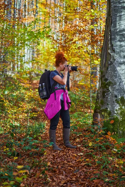 Mujer Fotógrafa Naturaleza Haciendo Senderismo Con Mochila Las Montañas Través — Foto de Stock