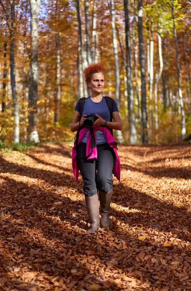 Mulher Fotógrafo Natureza Caminhadas Com Sua Mochila Nas Montanhas Através — Fotografia de Stock