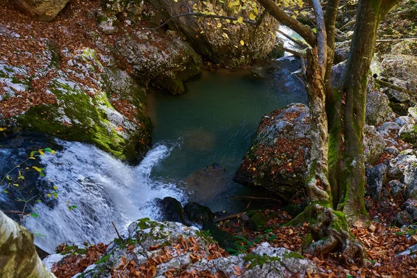 Río Generado Por Manantial Cárstico Las Montañas Piedra Caliza — Foto de Stock