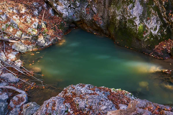 Ποταμός Που Παράγεται Από Μια Καρστική Πηγή Στα Ασβεστολιθικά Βουνά — Φωτογραφία Αρχείου