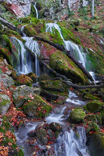 Vodopád Zalesněných Horách Konci Podzimu — Stock fotografie