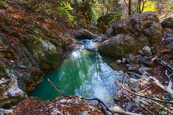 Řeka Vytvořená Krasovým Pramenem Vápencových Horách — Stock fotografie