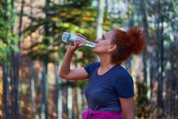 Kvinna Vandrare Dricksvatten Efter Brant Stig Klättra Skogen Bergen — Stockfoto