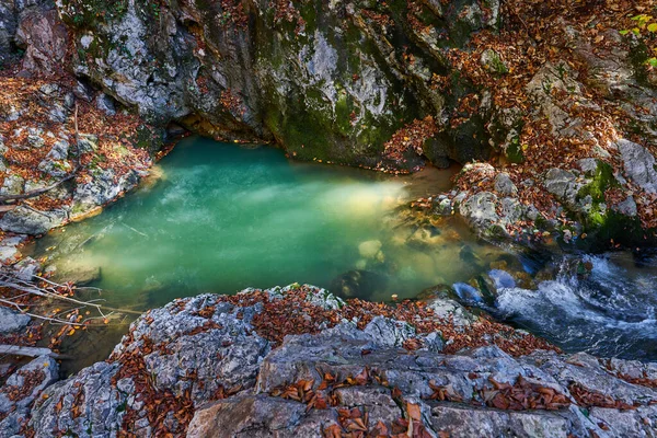 Ποταμός Που Παράγεται Από Μια Καρστική Πηγή Στα Ασβεστολιθικά Βουνά — Φωτογραφία Αρχείου