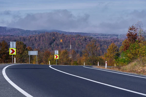 Estrada Através Floresta Outonal Colorido Nas Montanhas — Fotografia de Stock