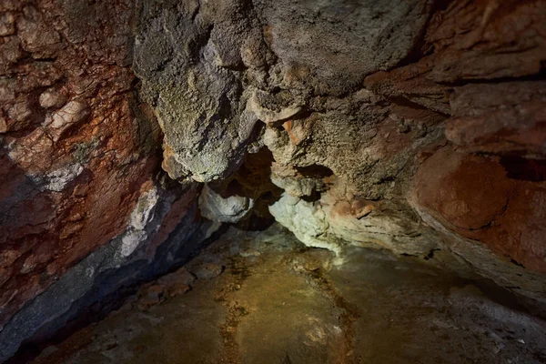 Είσοδος Μια Πολύχρωμη Σπηλιά Στα Ασβεστολιθικά Βουνά — Φωτογραφία Αρχείου