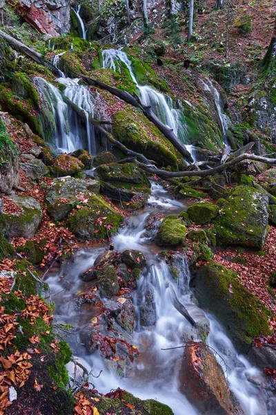 Wodospad Zalesionych Górach Późną Jesienią — Zdjęcie stockowe