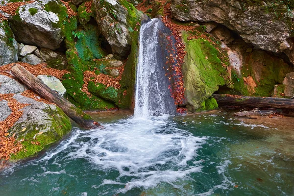 Водопад Лесистых Горах Поздней Осенью — стоковое фото