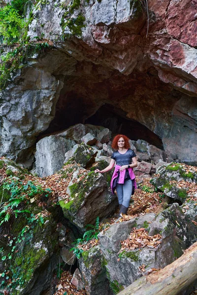 Γυναίκα Πεζοπόρος Κοντά Στην Είσοδο Μιας Σπηλιάς — Φωτογραφία Αρχείου