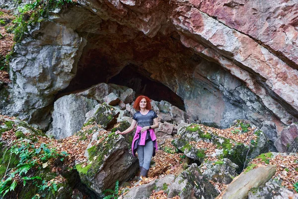Žena Turistka Vchodu Jeskyně — Stock fotografie