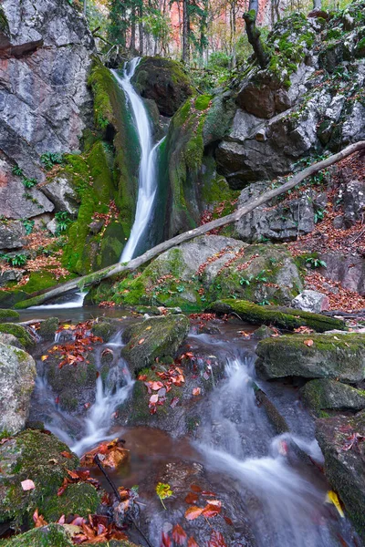 Vattenfall Beskogade Bergen Slutet Hösten — Stockfoto