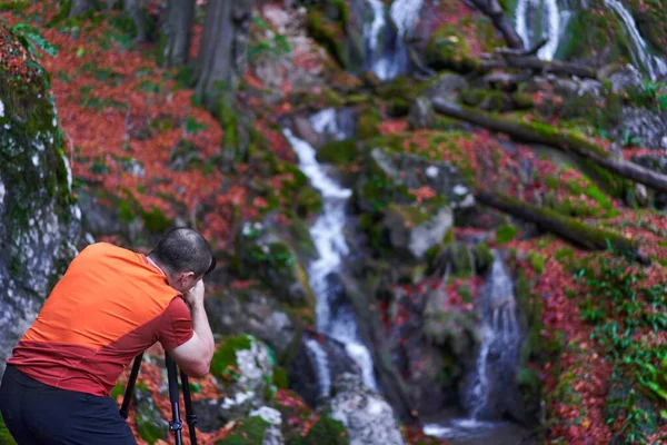 Professioneller Naturfotograf Fotografiert Einen Wasserfall Einer Üppigen Schlucht — Stockfoto