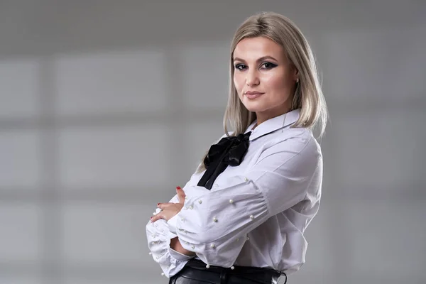Крупный План Молодой Блондинки Предпринимательницы Белой Рубашке Черной Юбке Сером — стоковое фото