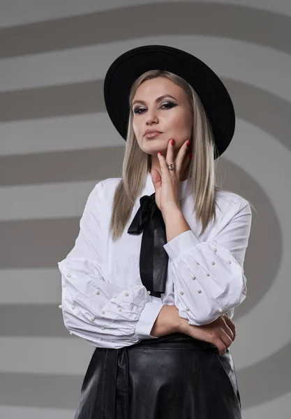 Detailní Záběr Mladé Blondýny Podnikatelky Bílou Košilí Černou Sukní Šedém — Stock fotografie
