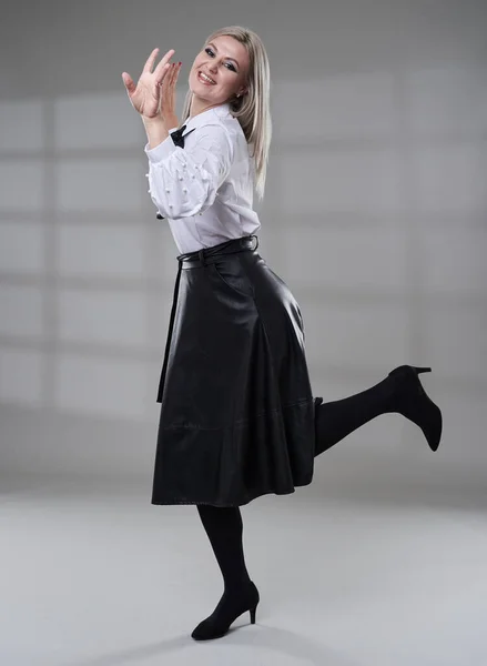 黒スカートと白のシャツのビジネス女性 フル長いですスタジオポートレート上のグレーの背景 — ストック写真