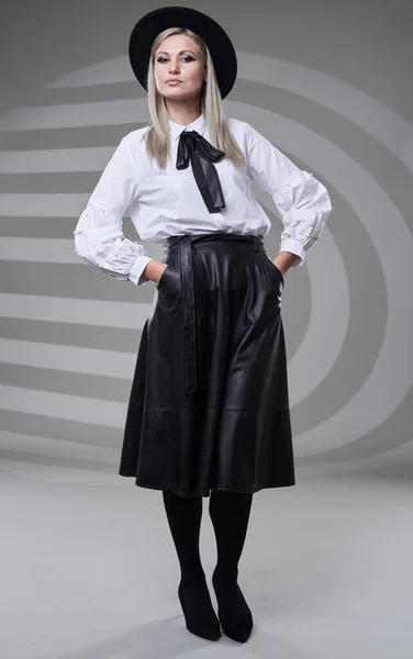 Zakelijke Vrouw Zwart Rok Wit Shirt Volledige Lengte Studio Portret — Stockfoto