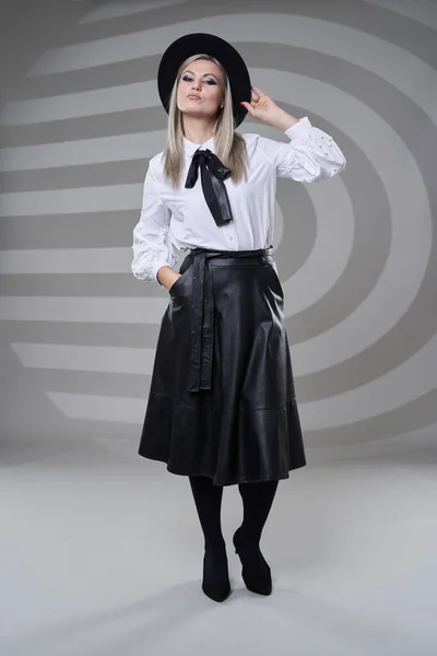 Mulher Negócios Saia Preta Camisa Branca Full Length Studio Portrait — Fotografia de Stock