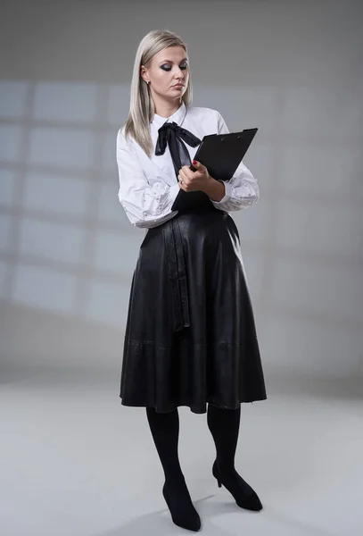 Geschäftsfrau Schwarzem Rock Und Weißem Hemd Studioporträt Voller Länge Auf — Stockfoto