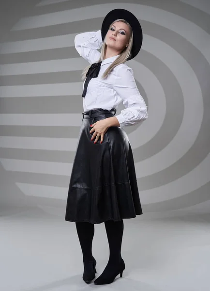 Zakelijke Vrouw Zwart Rok Wit Shirt Volledige Lengte Studio Portret — Stockfoto