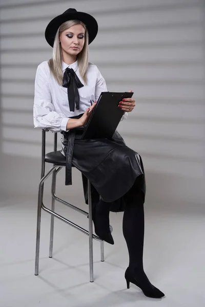 Femme Affaires Jupe Noire Chemise Blanche Portrait Studio Pleine Longueur — Photo