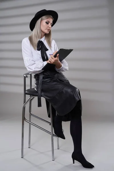 Siyah Etekli Beyaz Gömlekli Kadını Gri Arka Planda Stüdyo Resmi — Stok fotoğraf