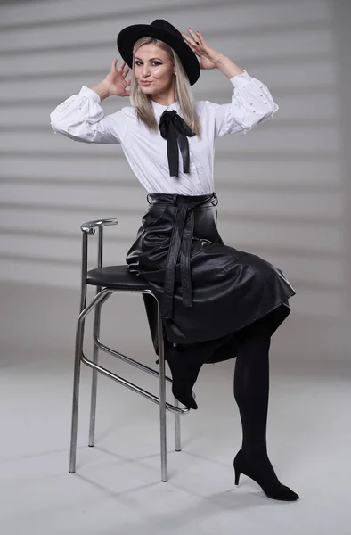 Mulher Negócios Saia Preta Camisa Branca Full Length Studio Portrait — Fotografia de Stock