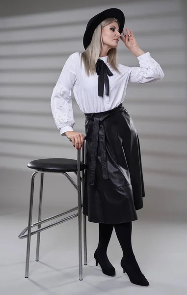 Affärskvinna Svart Kjol Och Vit Skjorta Full Längd Studio Porträtt — Stockfoto